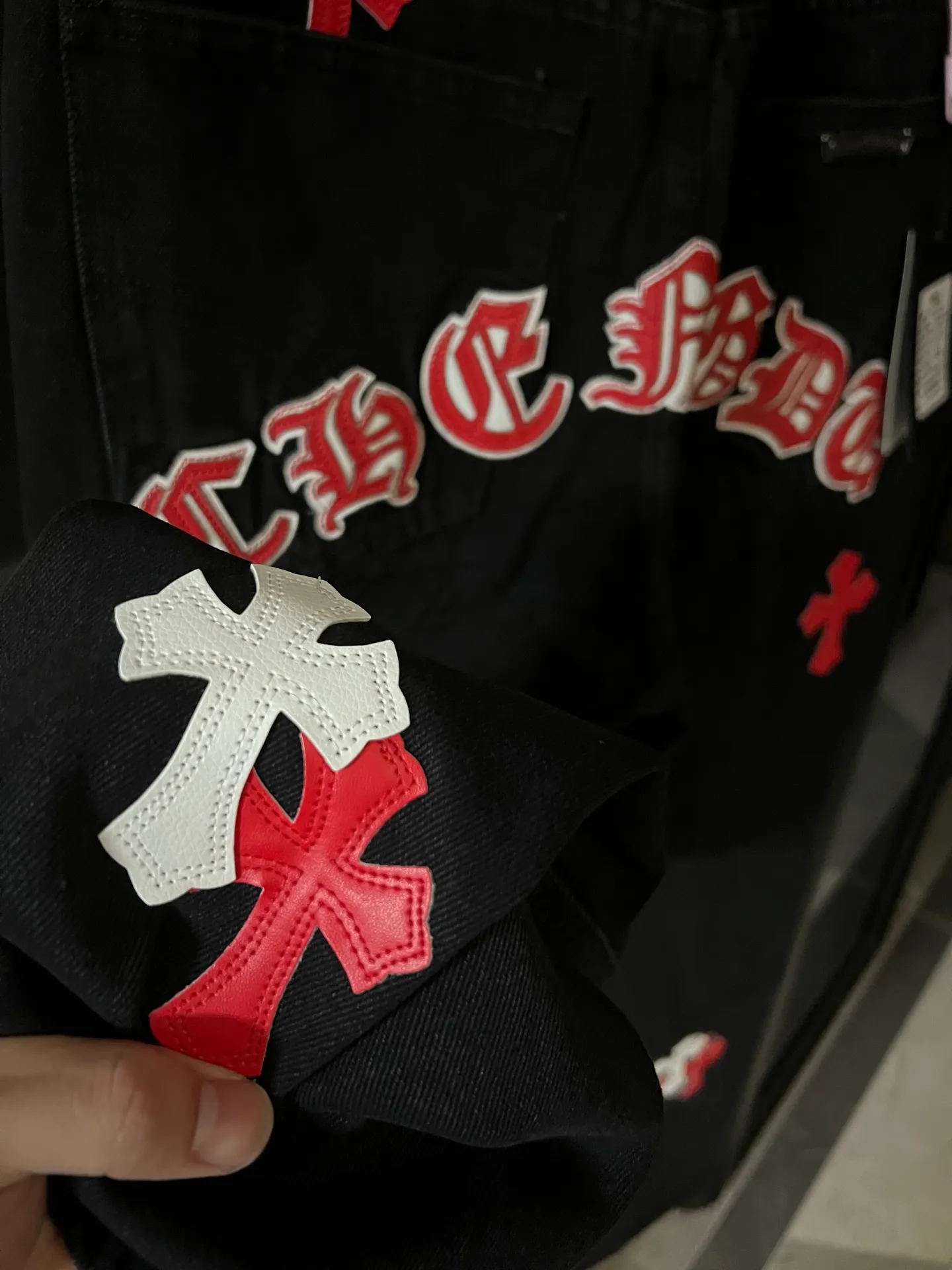 P260 [Next day] Chrome Hearts/CH Hong Kong city limited series Sanskrit cross patch patchwork leather jeans (black) Black and red color matching - Hong Kong limited fashion players, Chrome Hearts Hong Kong city limited jeans are now available!  The unique color scheme is like the intertwining of vitality and romance of Hong Kong. The three-dimensional letters between the hips seem to tell the story of the city. The customized hardware, the three-dimensional and thick cross stamens, and the hand-cut leather washers make the details full of luxury.  Handcrafted and made of environmentally friendly materials, comfort and quality coexist. Owning it is not only an outfit, but also a status symbol. Globally limited edition, don’t miss it.  Size: 28 30 32 34 (corresponding to s-xl) Detailed size can be found in Figure 9
